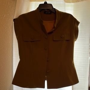 Short sleeve vest w/cover buttons. Fits at waist. Lined.